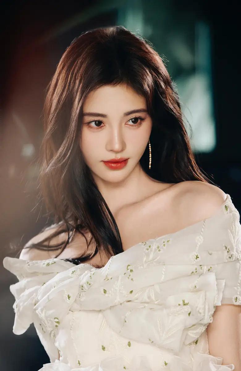 鞠婧祎白色抹胸裙配耳边鲜花,公主造型雅致动人