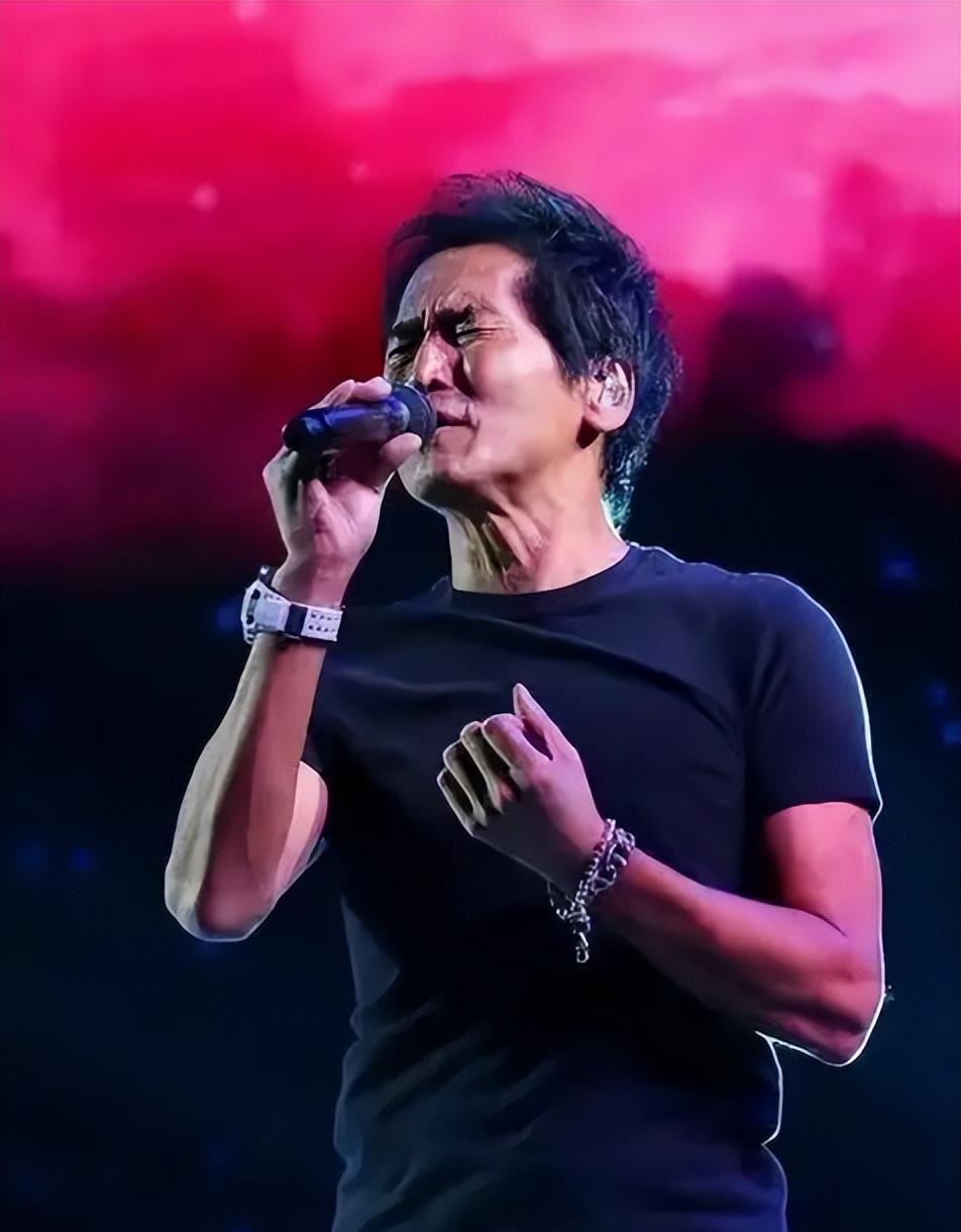 齐秦演唱会引争议!大腹便便,连唱带喘