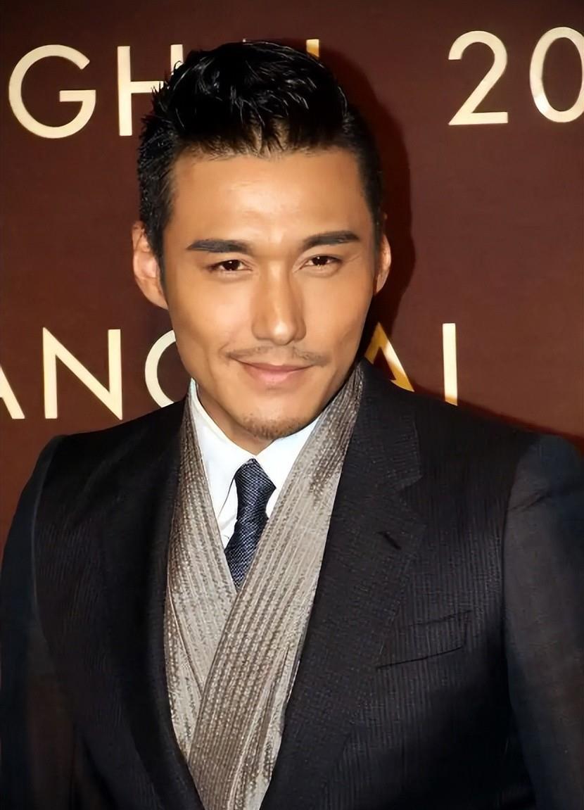 54岁胡兵与美丽女子街头走秀,胡子斑白,单身生活依旧乐在其中!