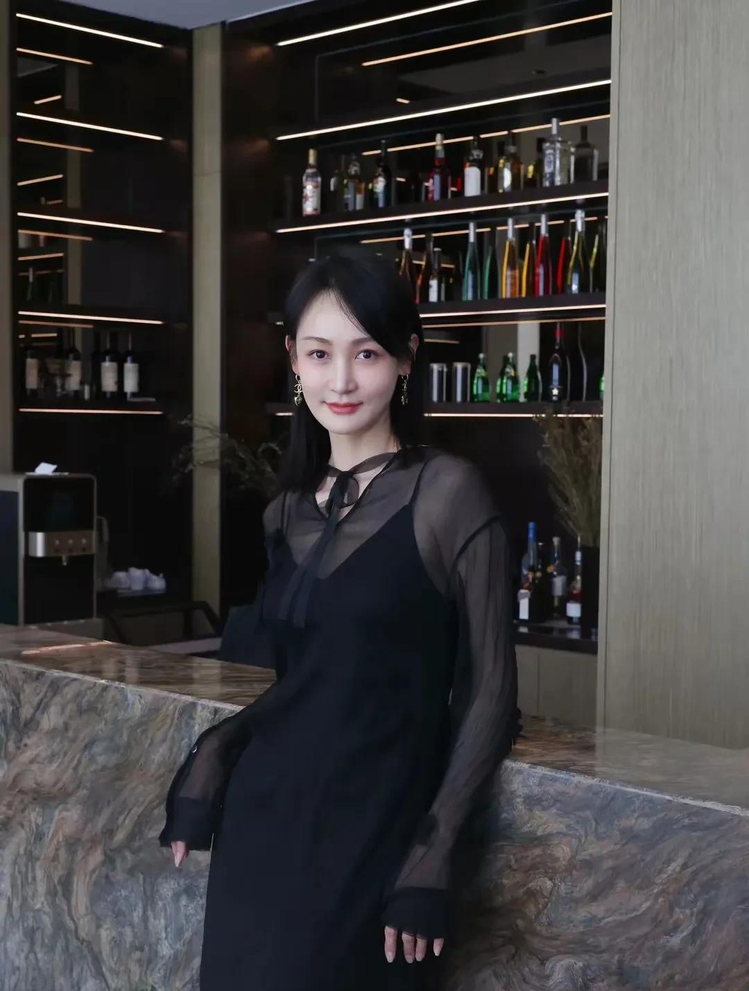 王皓妻子闫博雅晒最新美照,气质绝佳,不愧是舞蹈演员!