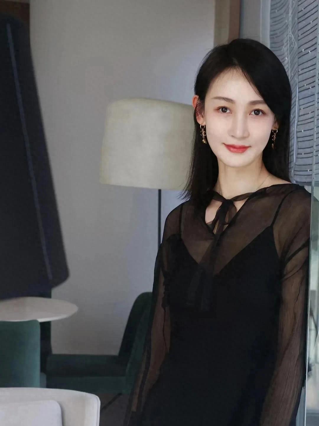 王皓妻子闫博雅晒最新美照,气质绝佳,不愧是舞蹈演员!