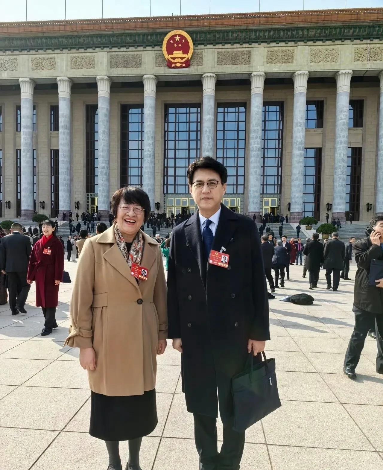 演员靳东参加两会干部身份不一般穿黑大衣帅气儒雅被围观了