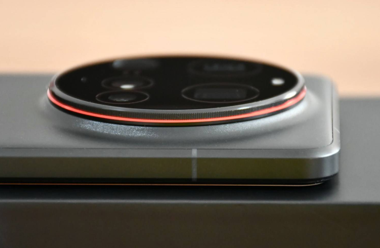 小米15 Ultra发布后，首批用户评价出炉，优缺点很明显！