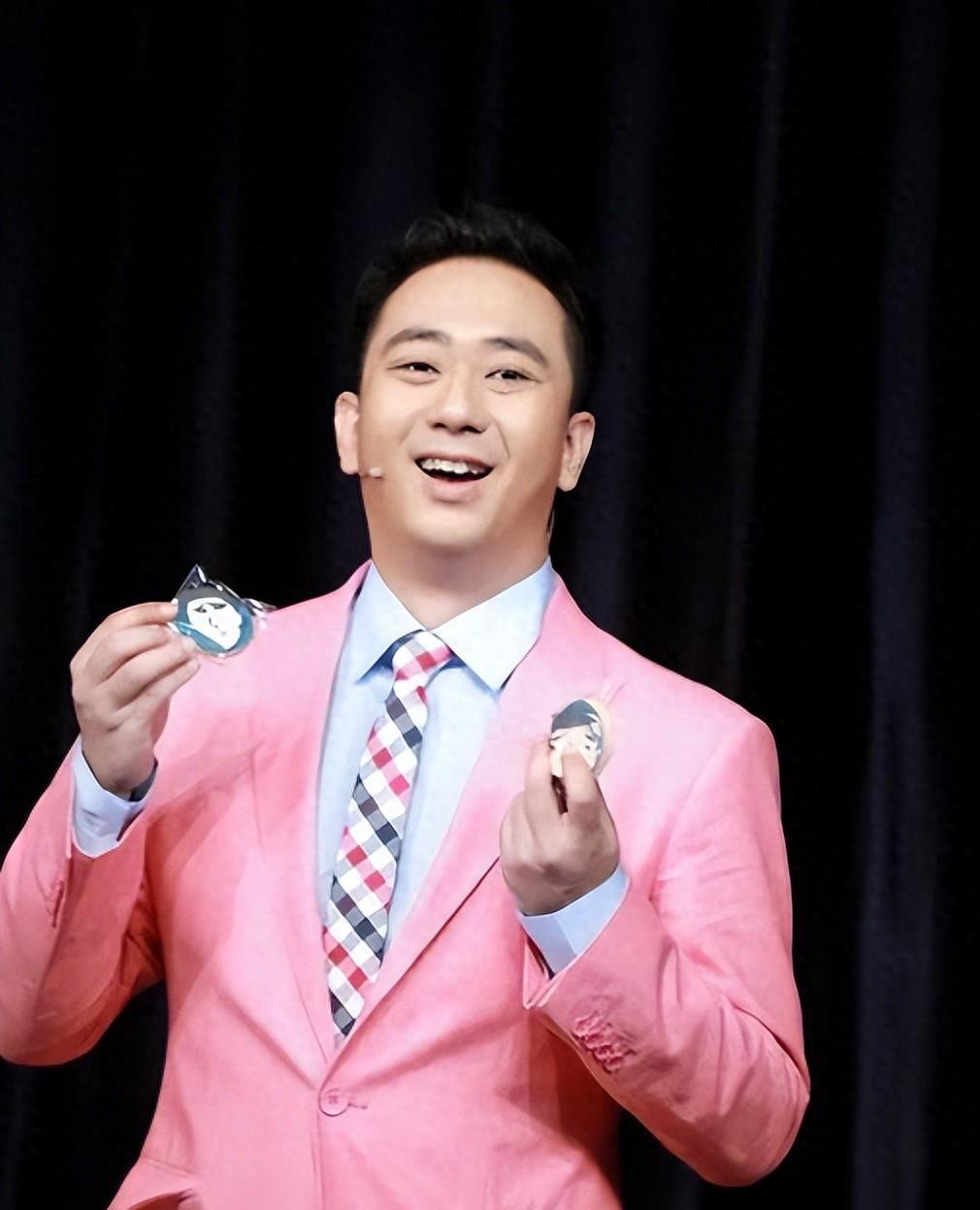 演员王自健自曝遭家暴八次住院,脱口秀成名却失去所有财产