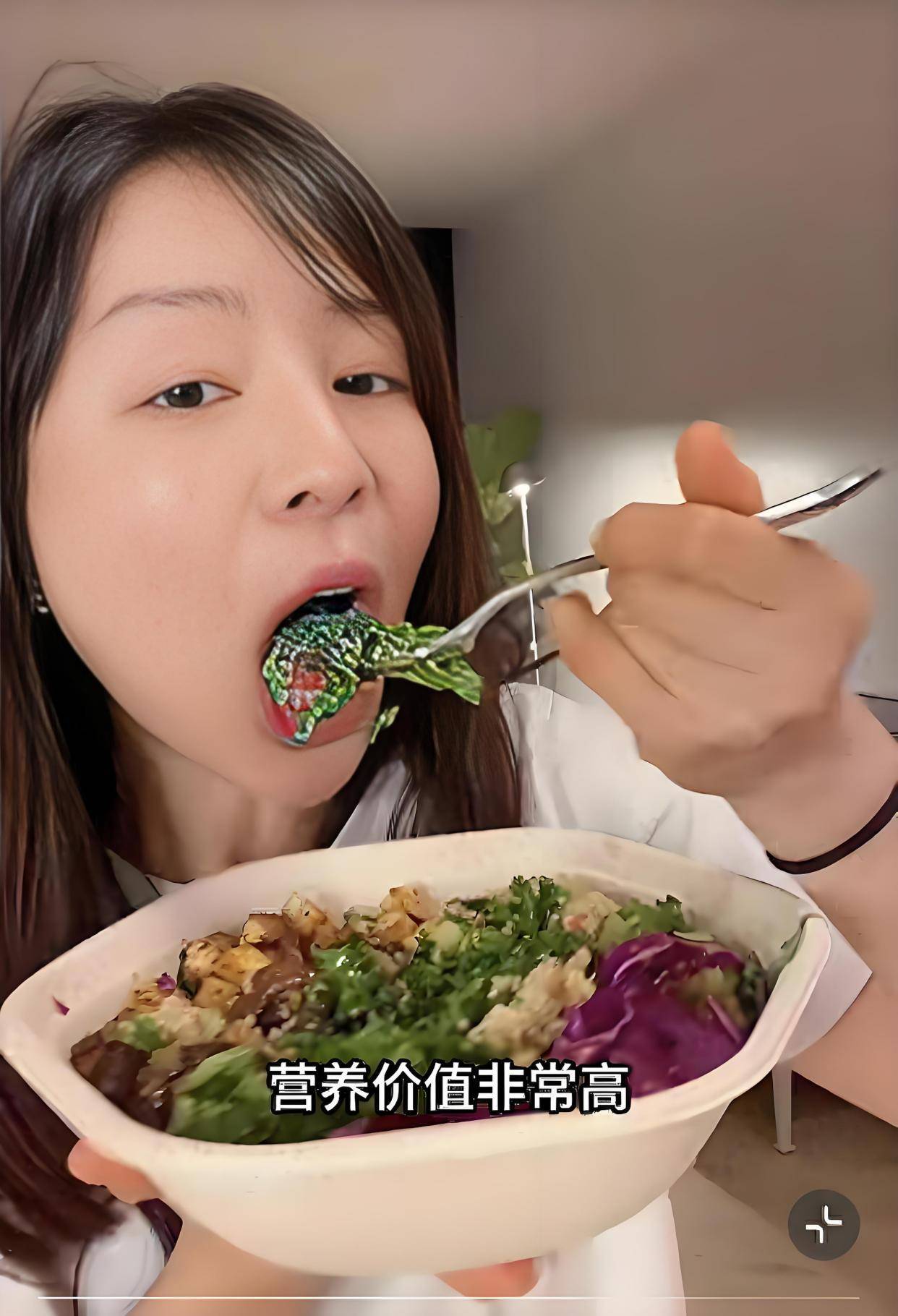 张静初力挺吃素网友劝其勿害人刘晓庆观点终被认同