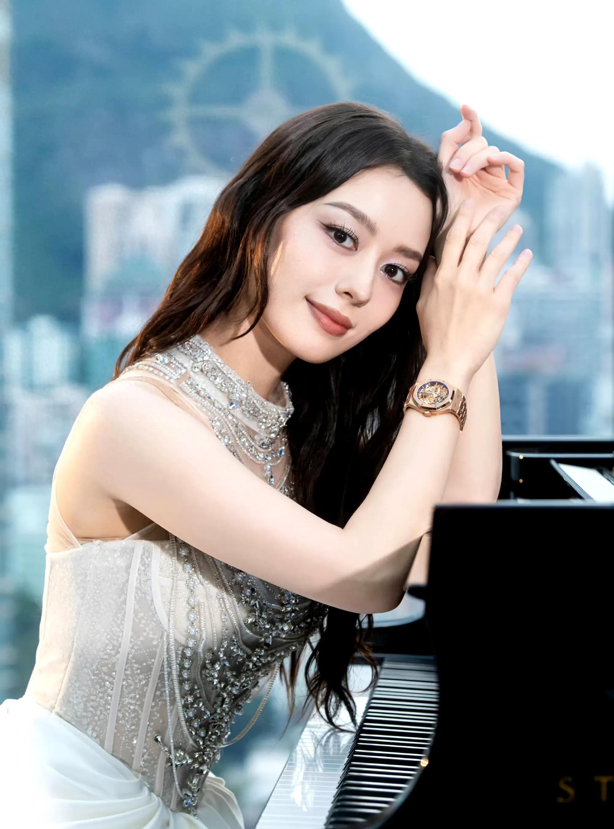 李圣经韩国女星展现火辣迷人身材