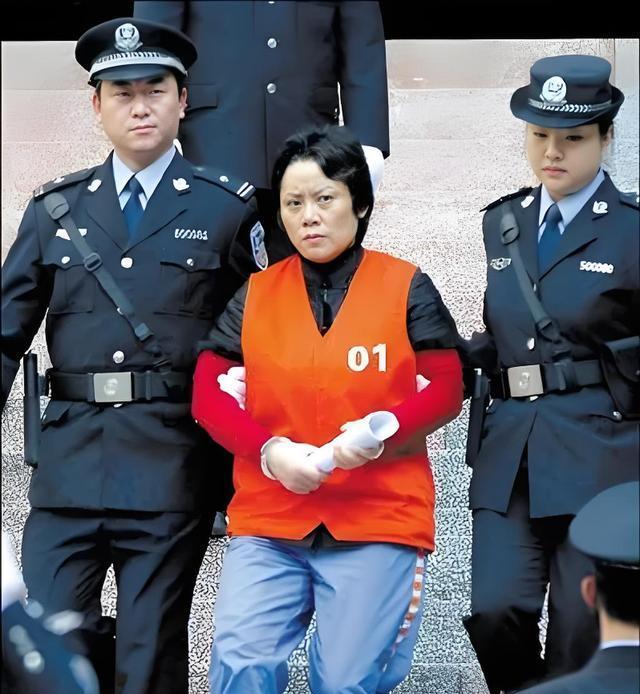 重庆女黑老大谢才萍,开设80多家赌场,包养16名帅小伙