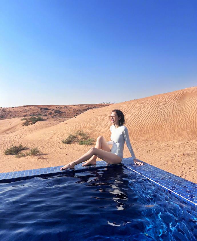 唐艺昕情人节分享老公视角甜蜜瞬间,换多身泳衣展现完美身材