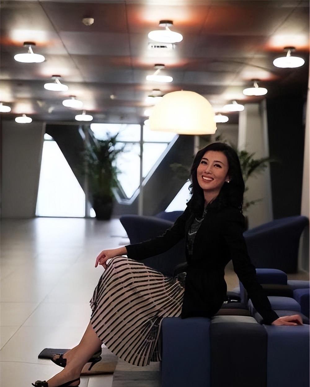 李红:从谷底崛起为央视主播,因背景遭受谣言,如今过得如何?