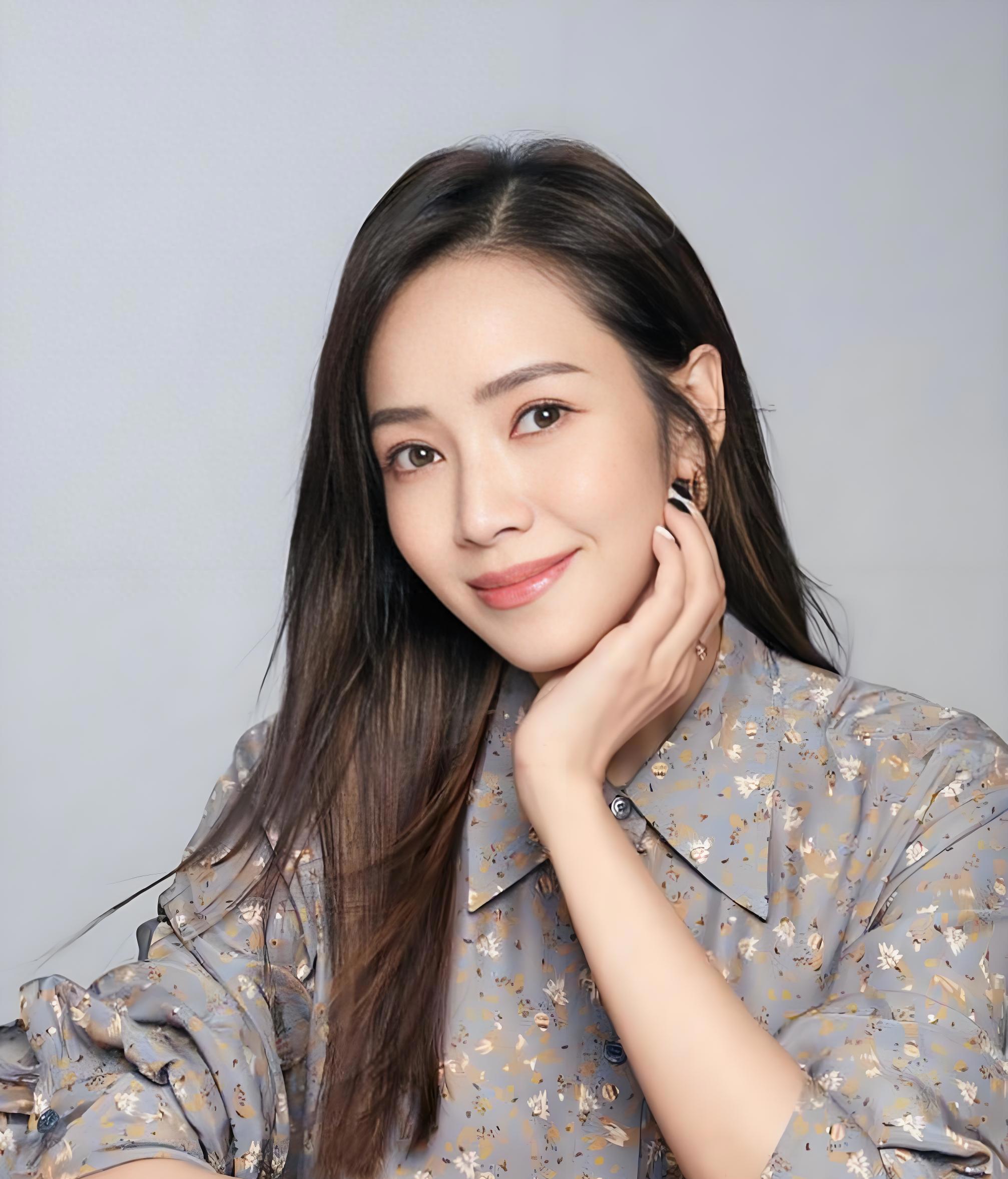 令我意外的是,46岁的侯佩岑因高调"爱国"而实现"口碑飙升"