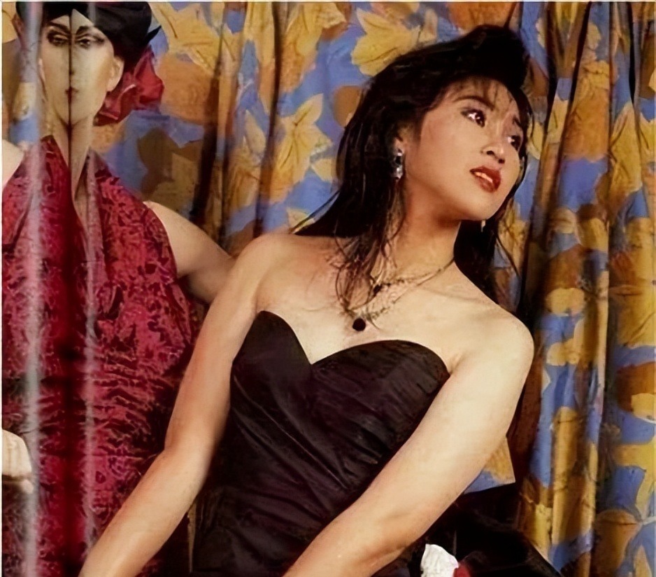 英拉年轻时多美?