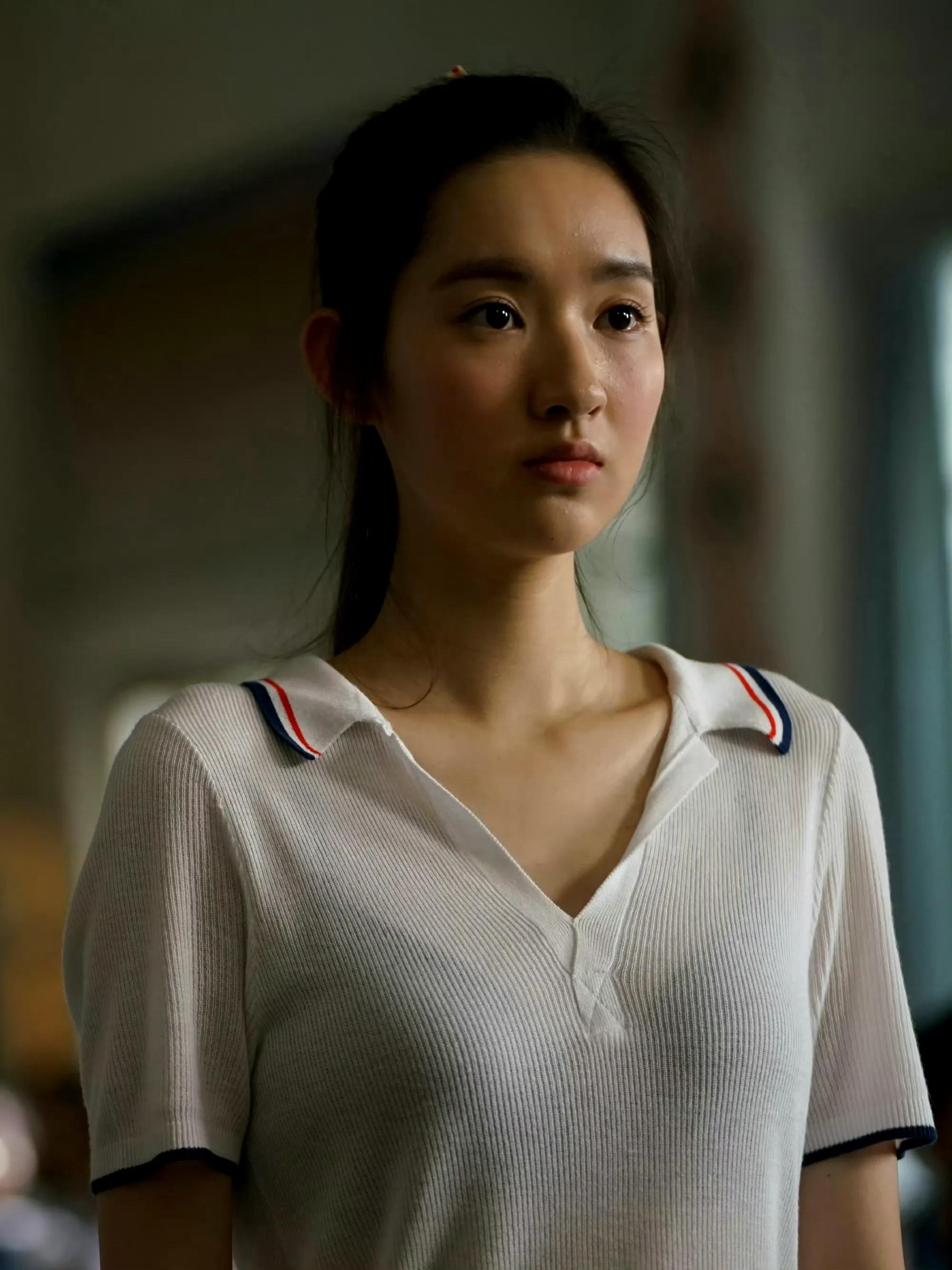 王玉雯内衣若隐若现,校服成了透视装!