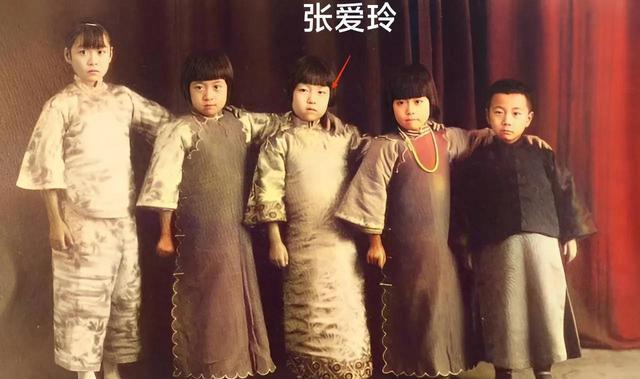 1939年,张爱玲港大的入学照,仅19岁,那时候的她还很青涩