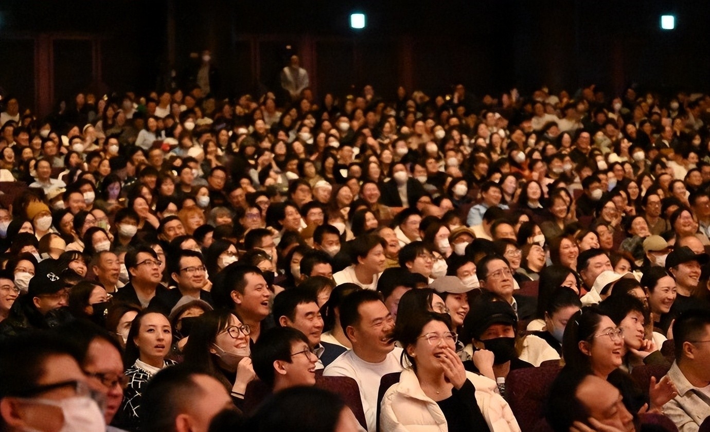 德云社郭德纲日本专场圆满结束,观众席照被晒,网友:老郭赚翻了