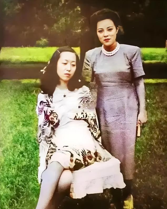 1939年,张爱玲港大的入学照,仅19岁,那时候的她还很青涩