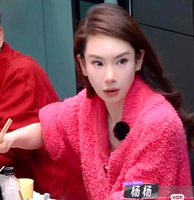 戚薇整形失败,眼睛变成了吊梢狐狸眼,网友纷纷惊呼吓人