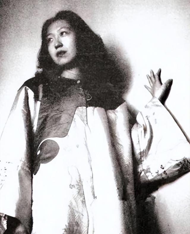 1939年,张爱玲港大的入学照,仅19岁,那时候的她还很青涩