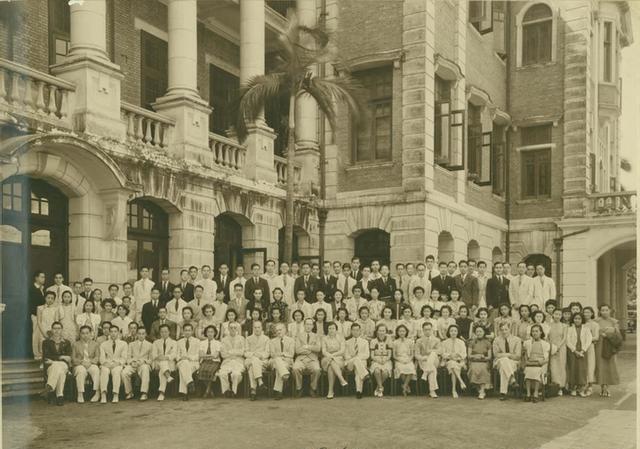 1939年,张爱玲港大的入学照,仅19岁,那时候的她还很青涩