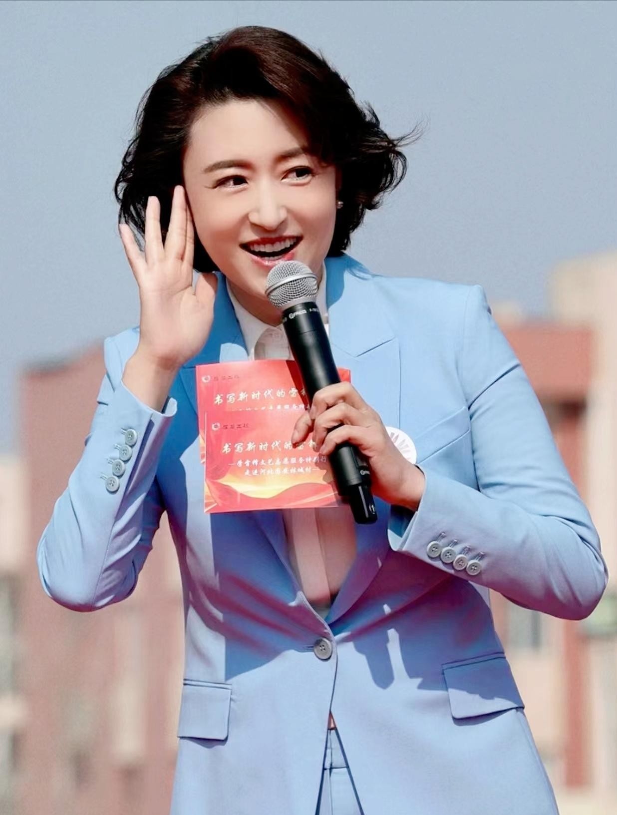 这一次,前央视主持人张蕾用一条紧身西裤,撕碎了自己最后的体面
