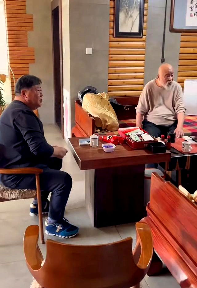 杨立新和刘金山拜访李琦,豪宅典雅大气,李琦妻子和儿子罕见出镜