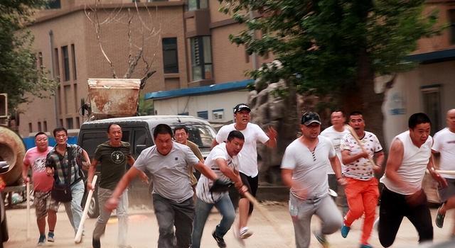 15年,28名暴恐分子袭击煤矿,武警队长为救牧民,和歹徒以命换命