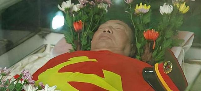古月的葬礼,挽联长达6米,广州市民自发送行,家人无法接受现实