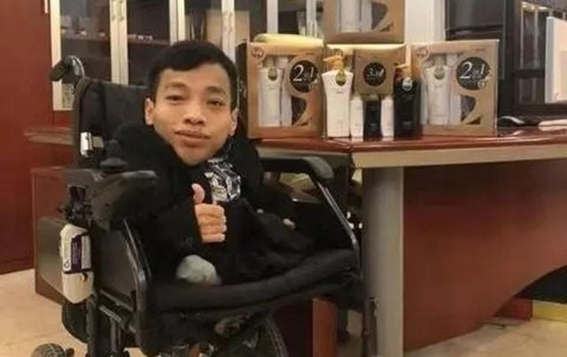 "轮椅总裁"李创利发家史:11岁摆摊16岁创业,娶美女秘书为妻