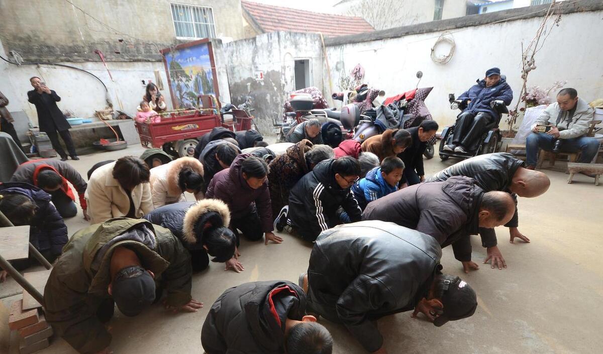 清明扫墓祭祖跪拜有讲究,磕头是三次还是四次?别忘了老传统!