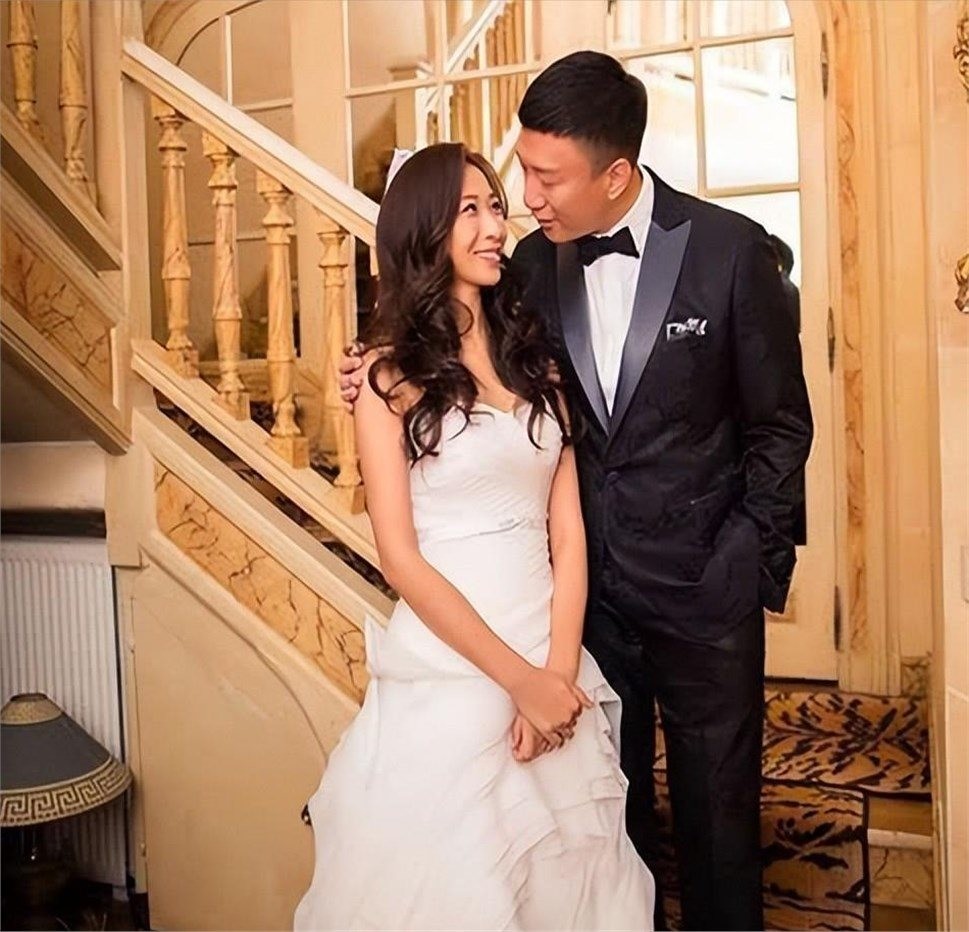 孙红雷陪老婆打台球,小15岁娇妻身材火辣,孙红雷眼睛都看直了