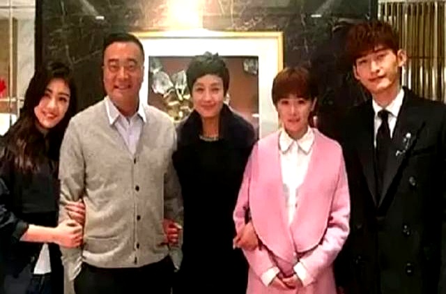 56岁阔太专业户李颖儿子成明星,女儿夺金,她的人生才是赢家