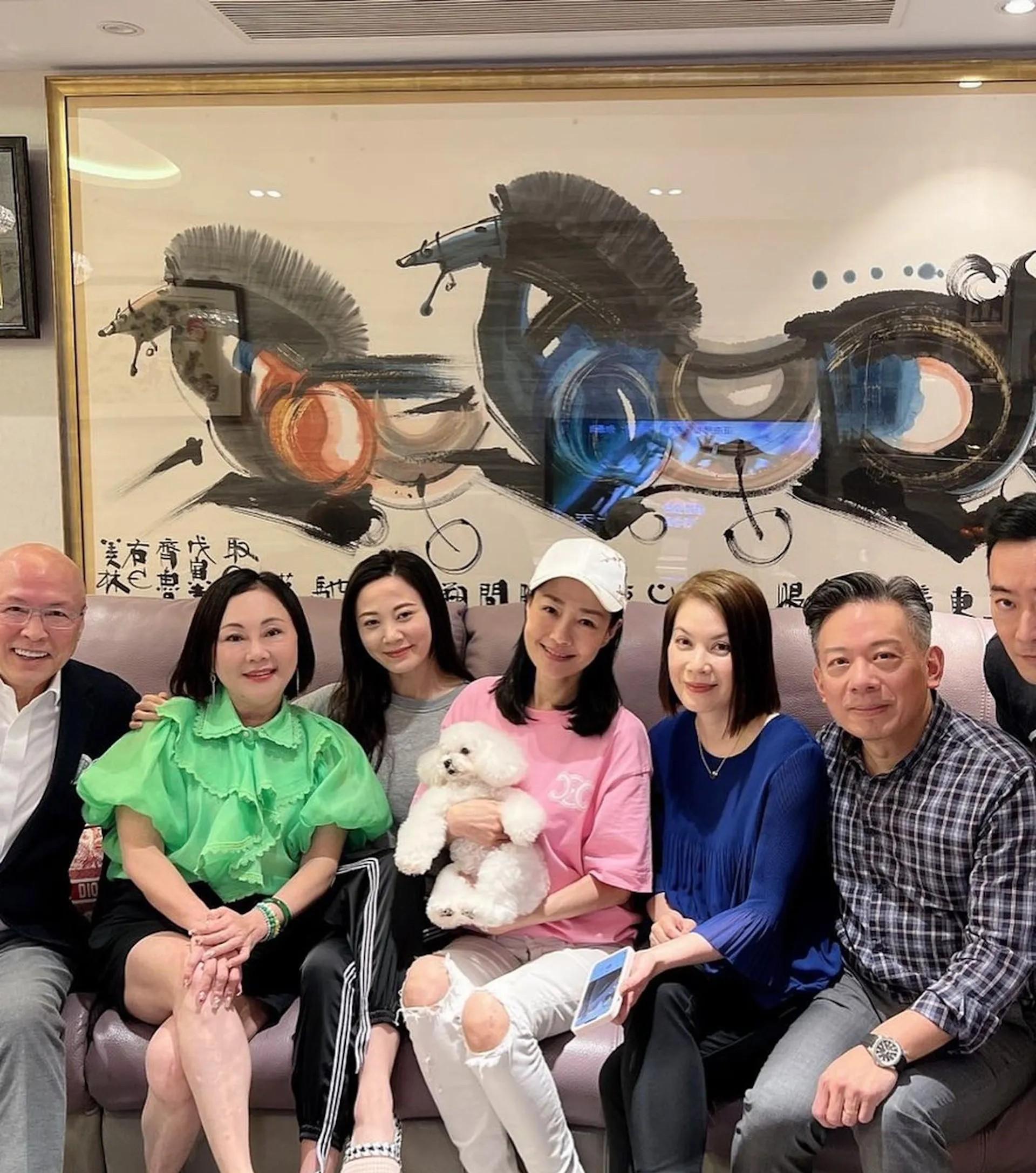 前tvb女星甜蜜庆生曾掌管超300店时装巨头非凡经历