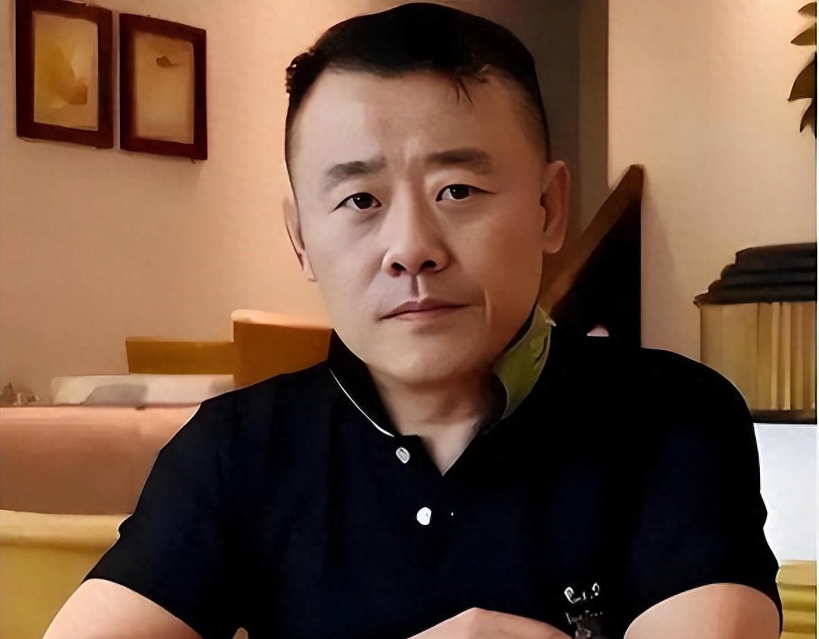 57岁周立波的近况:悠闲饮酒打牌,和富有妻子在美国过着低调生活