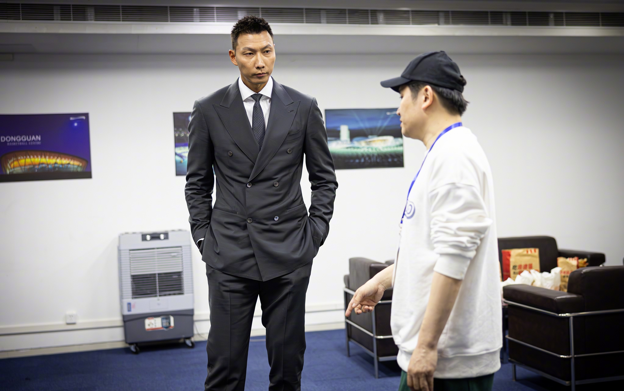 时隔近半年,易建联现身官方活动!整个人消瘦不少