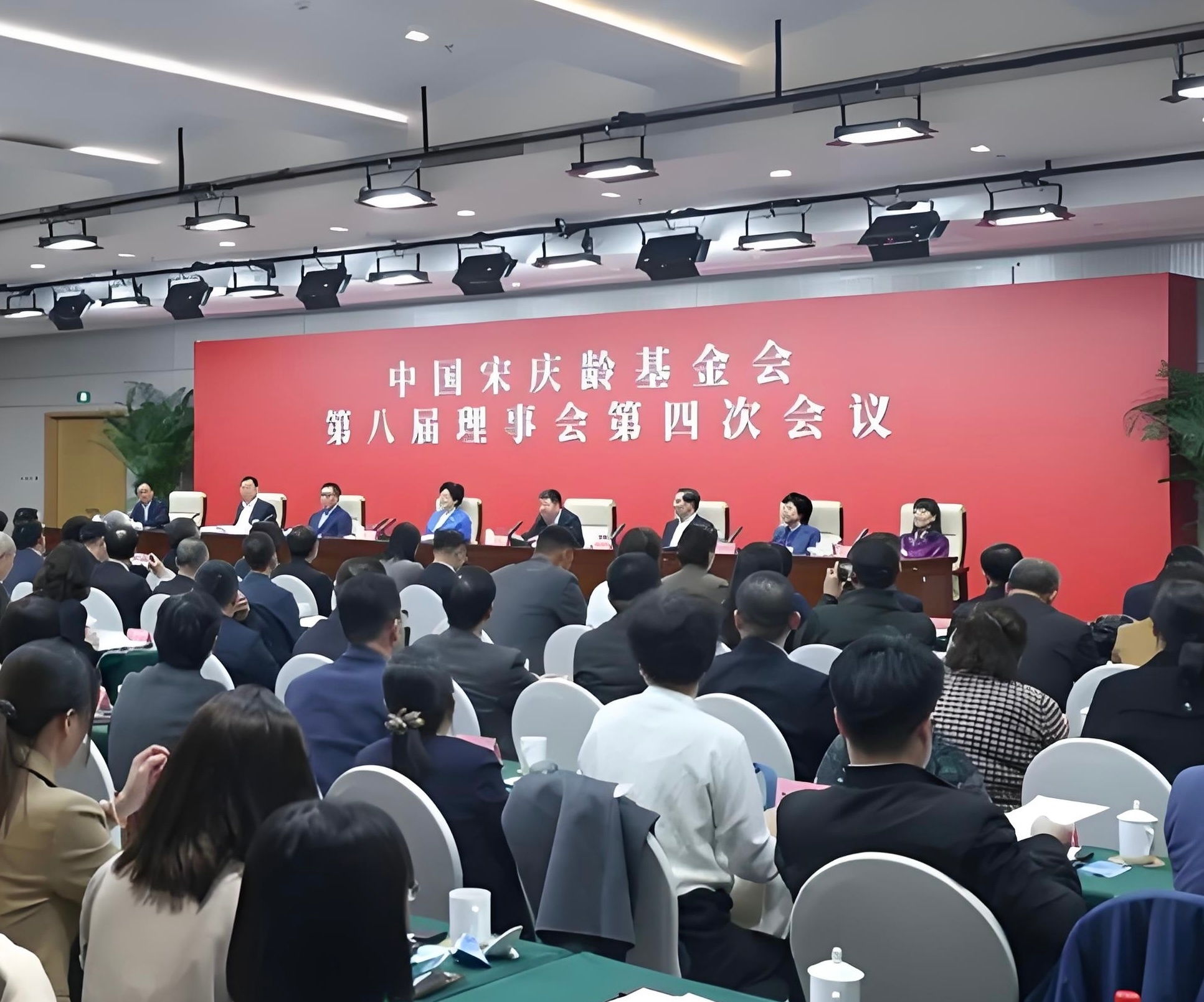 时隔近半年,易建联现身官方活动!整个人消瘦不少