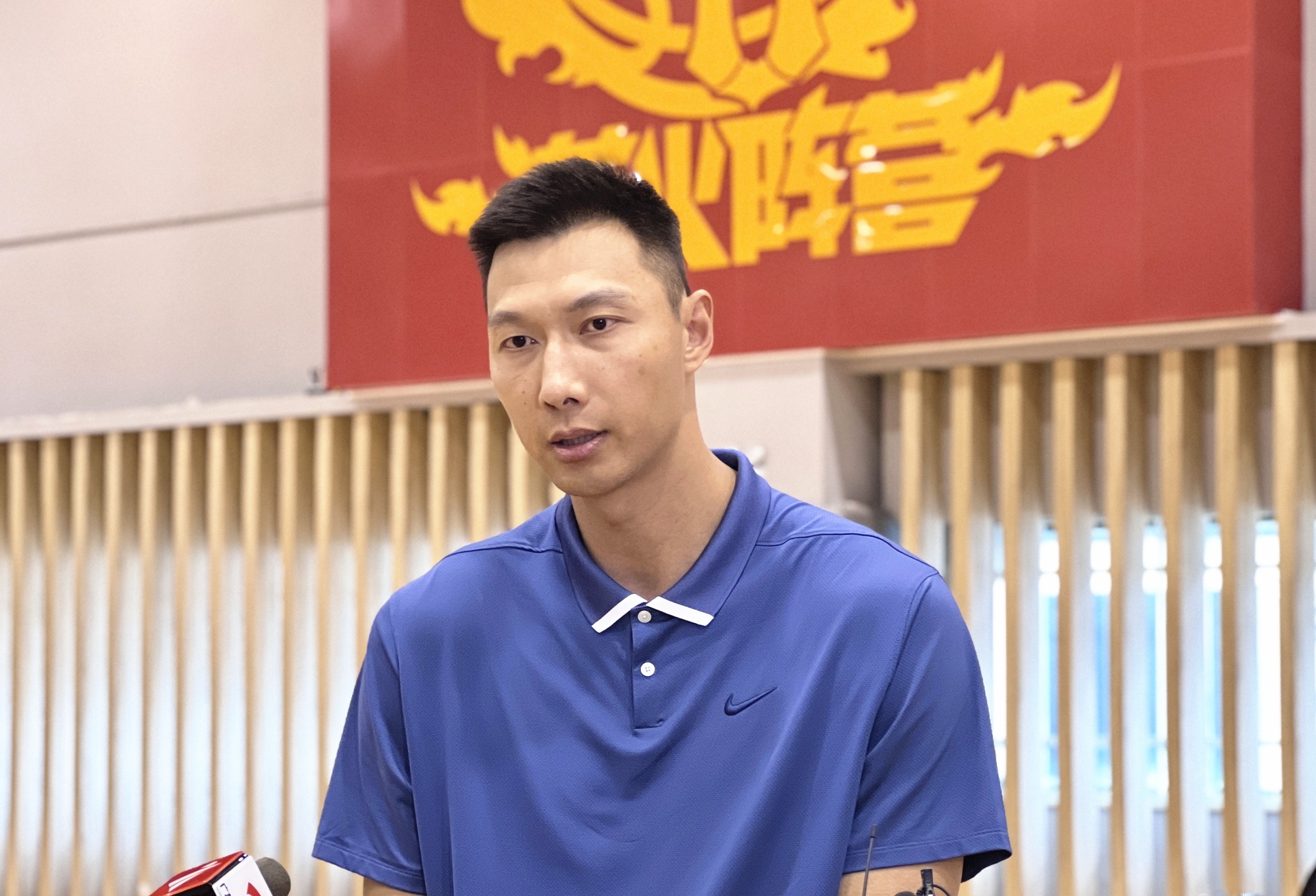 时隔近半年,易建联现身官方活动!整个人消瘦不少