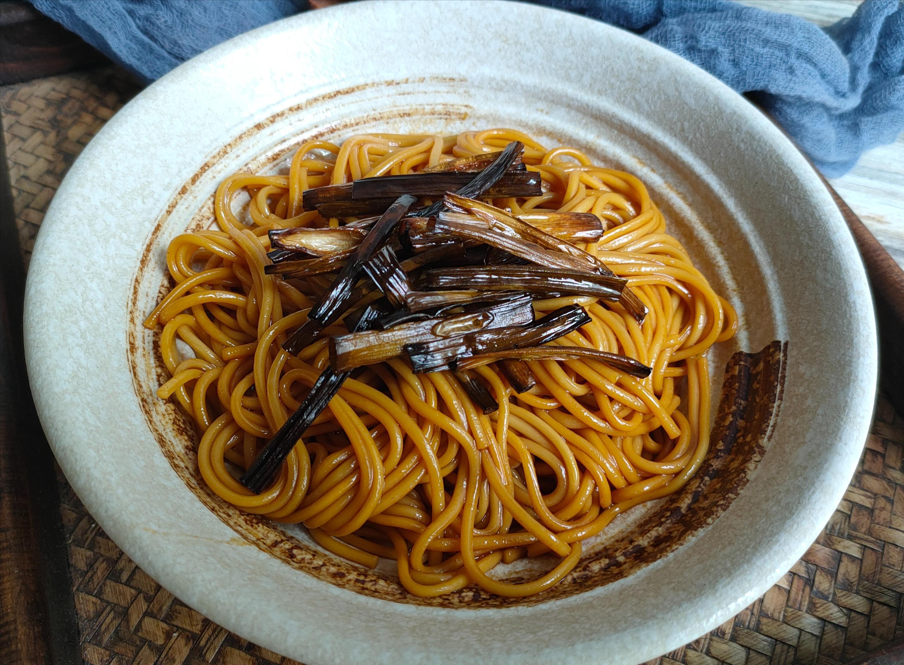 上海葱油拌面为什么这么香?老字号:这个葱油的熬制方法太关键了