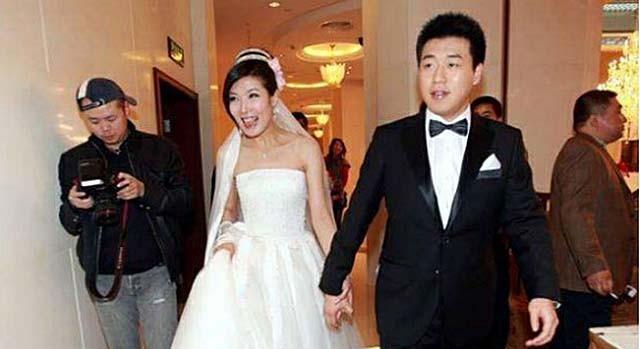 09年"神枪手"杜丽嫁小4岁的庞伟,隔年产子,今儿子被赞好苗子