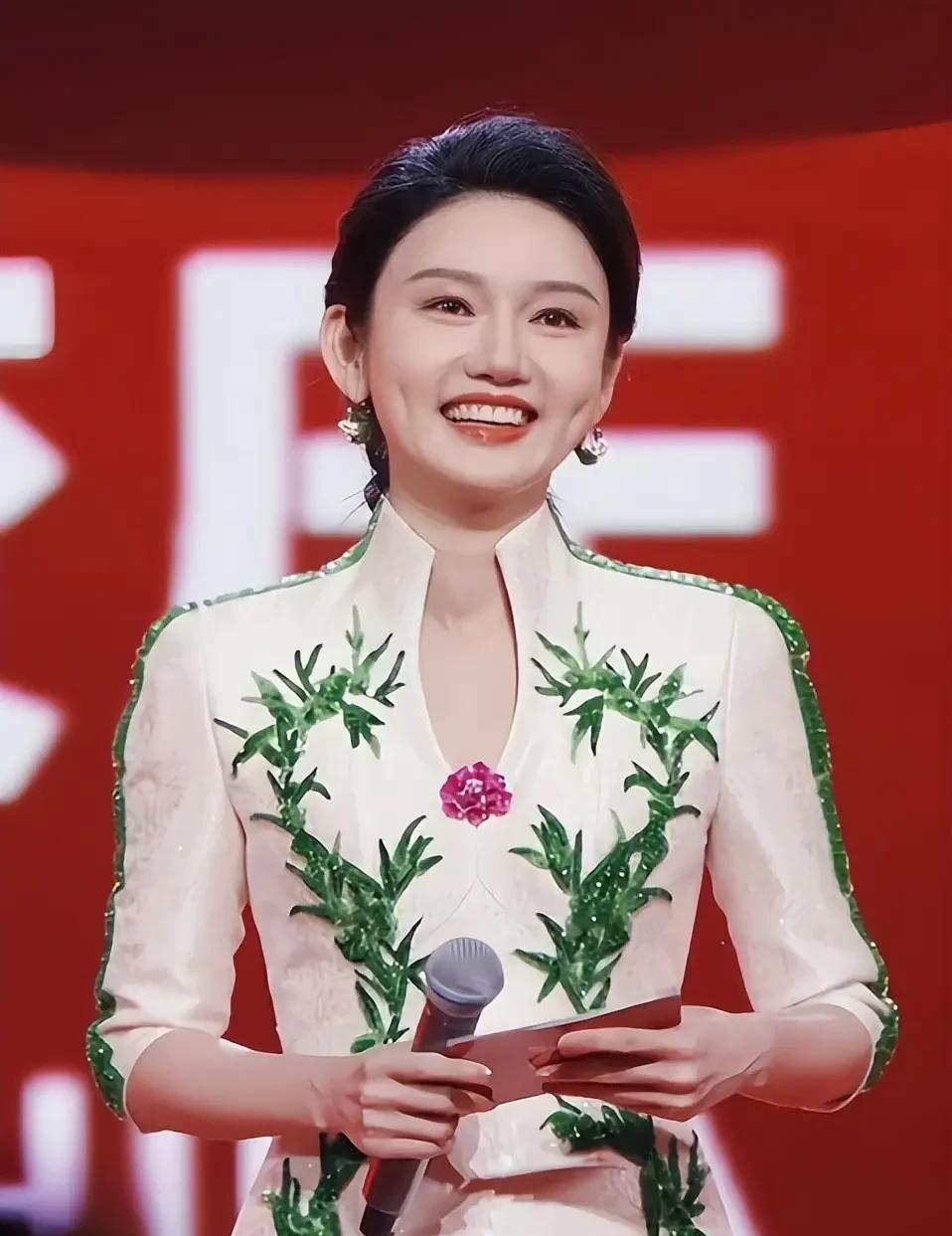 央视主持人龙洋,36岁无房无车,月光族,择偶要求极高,现状如何