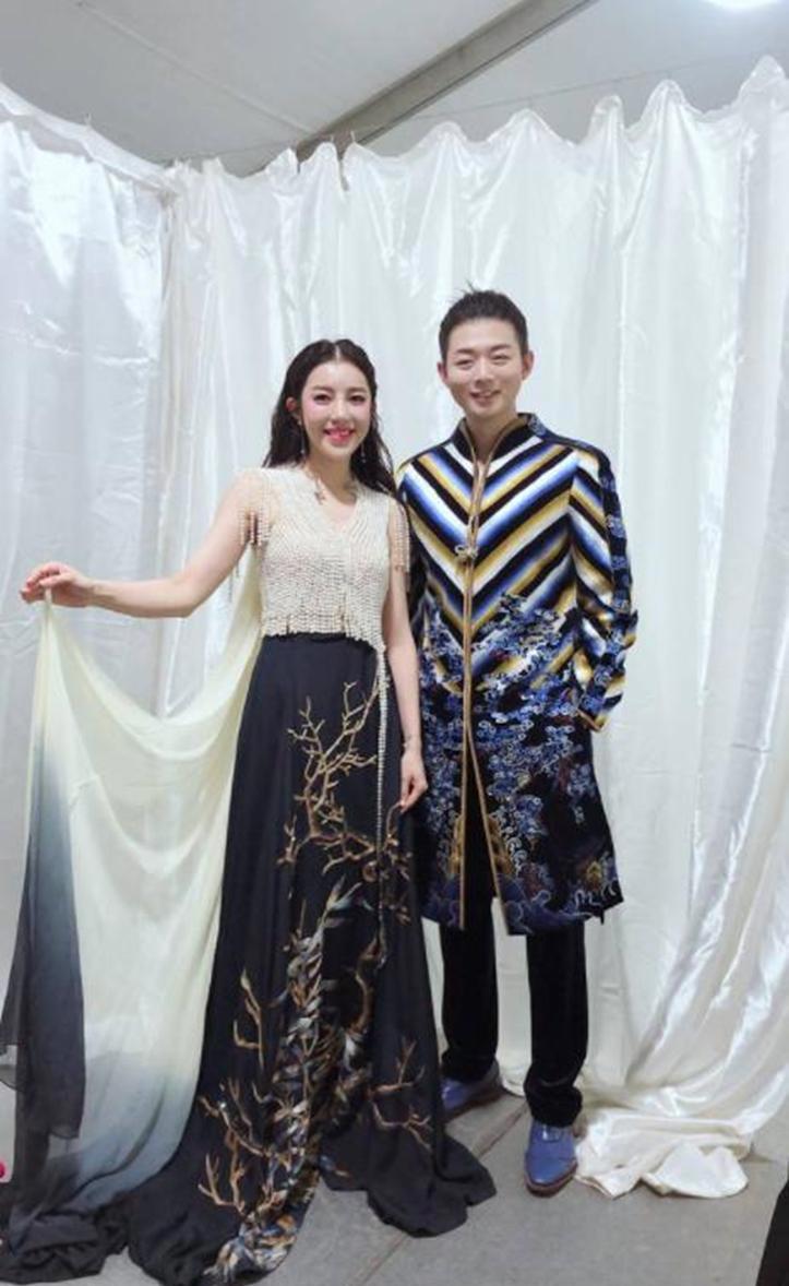 仅仅四年便无法自持?霍尊公开宣布富婆女友,终究难逃美色诱惑!