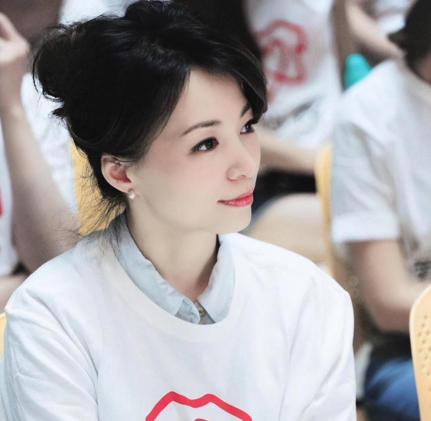 董卿年轻时旧照曝光,从普通女孩到央视女神,蜕变之路令人惊叹!