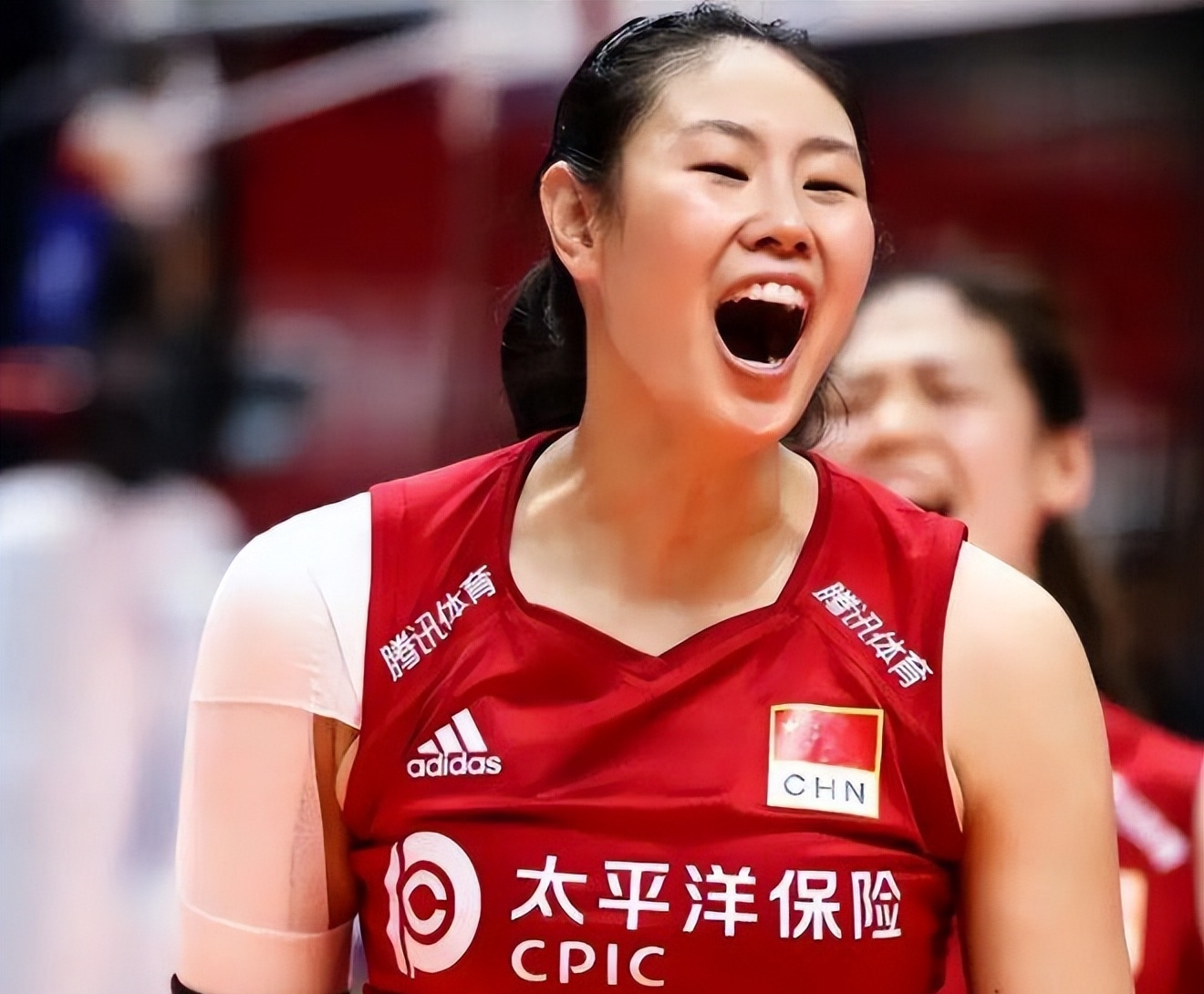 现身训练场,37岁颜妮复出全运会?尘埃落定,辽宁女排官宣名单