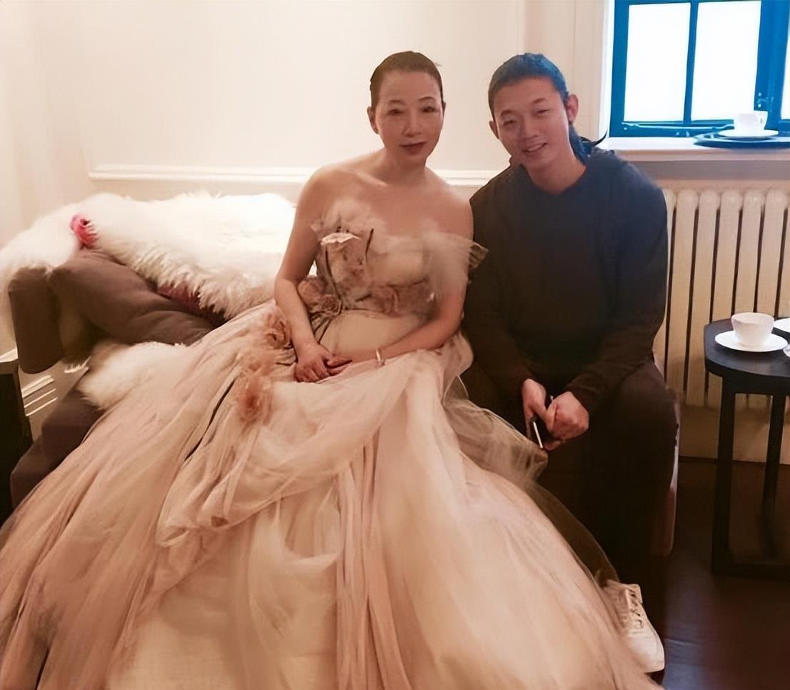 仅仅四年便无法自持?霍尊公开宣布富婆女友,终究难逃美色诱惑!