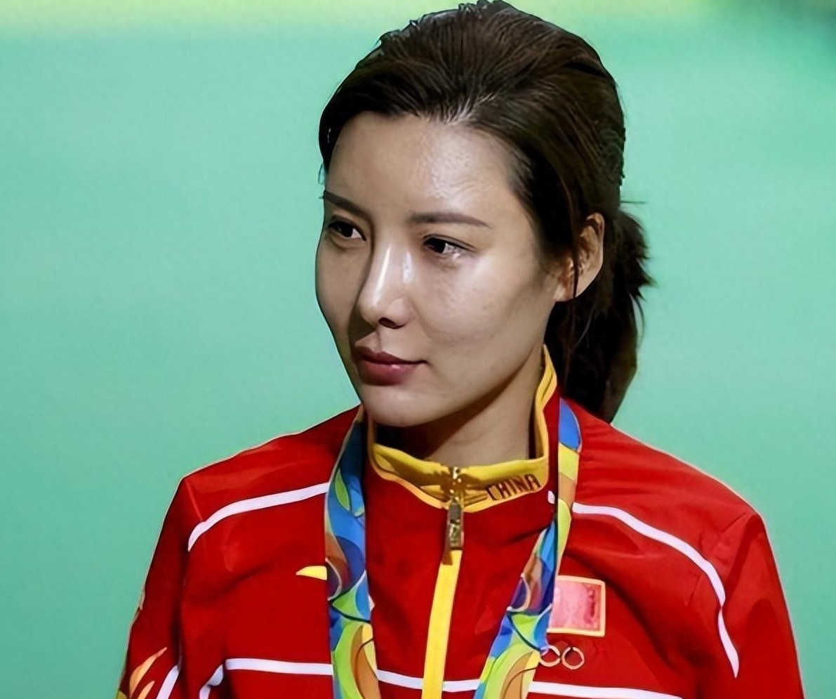 奥运冠军杜丽大变样:满脸的痘痘消失了,嫁小4岁丈夫,美成女神