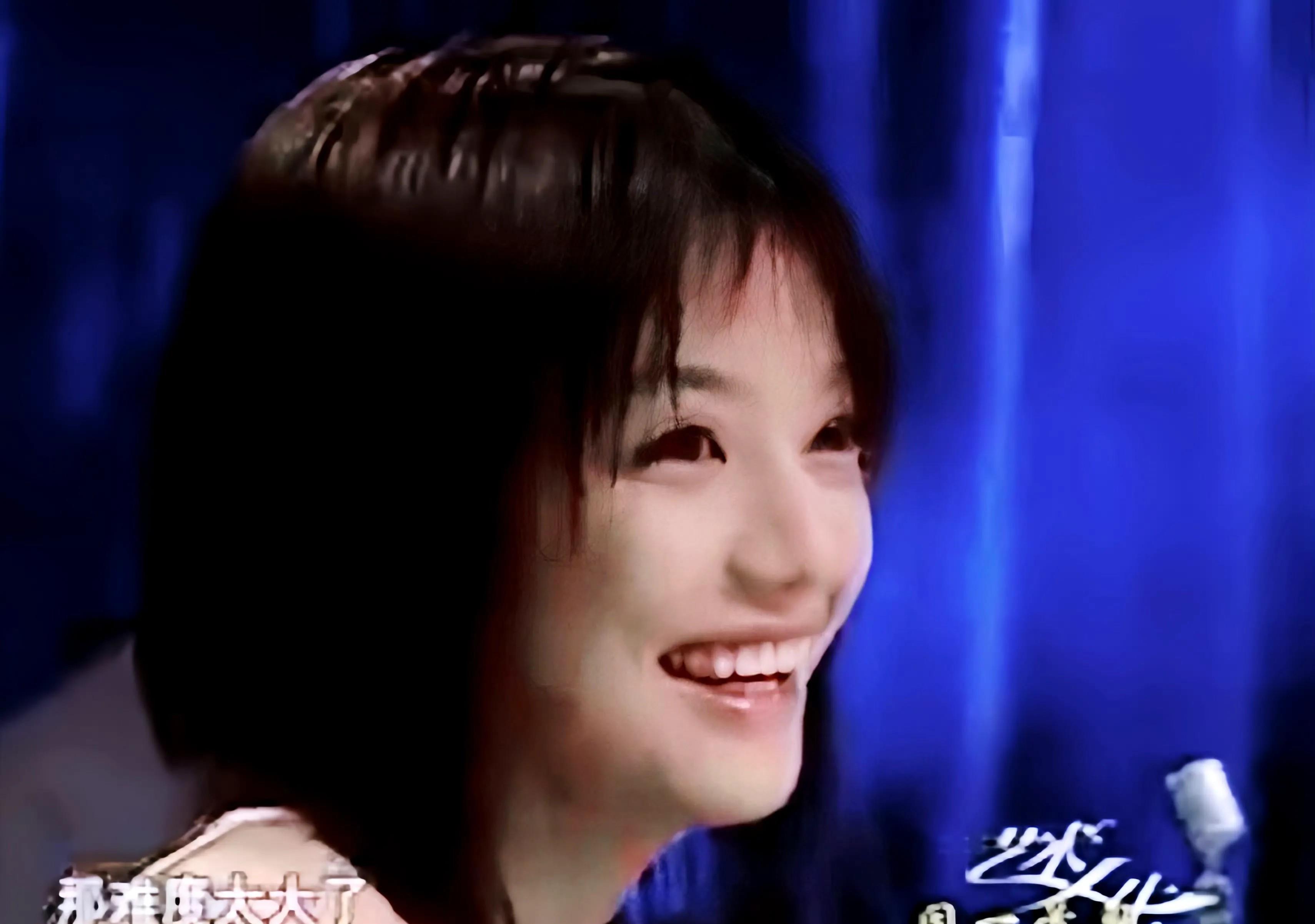 49岁赵薇换了短发,频繁亮相暗示重新开始,旧事重提复出几乎无望