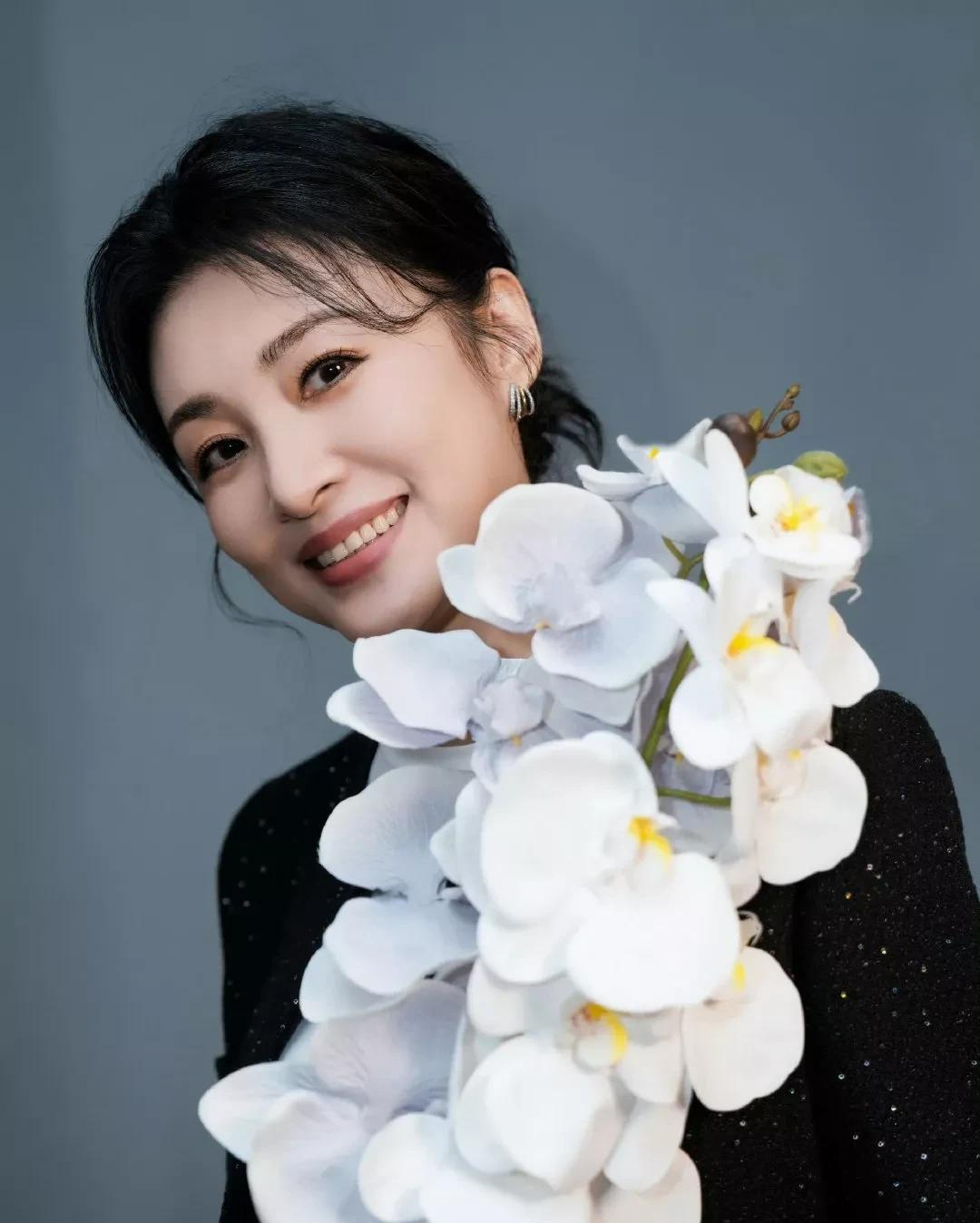 周涛活动生图真抗打,地母系美人美到心尖上,黑金中国风温婉大气