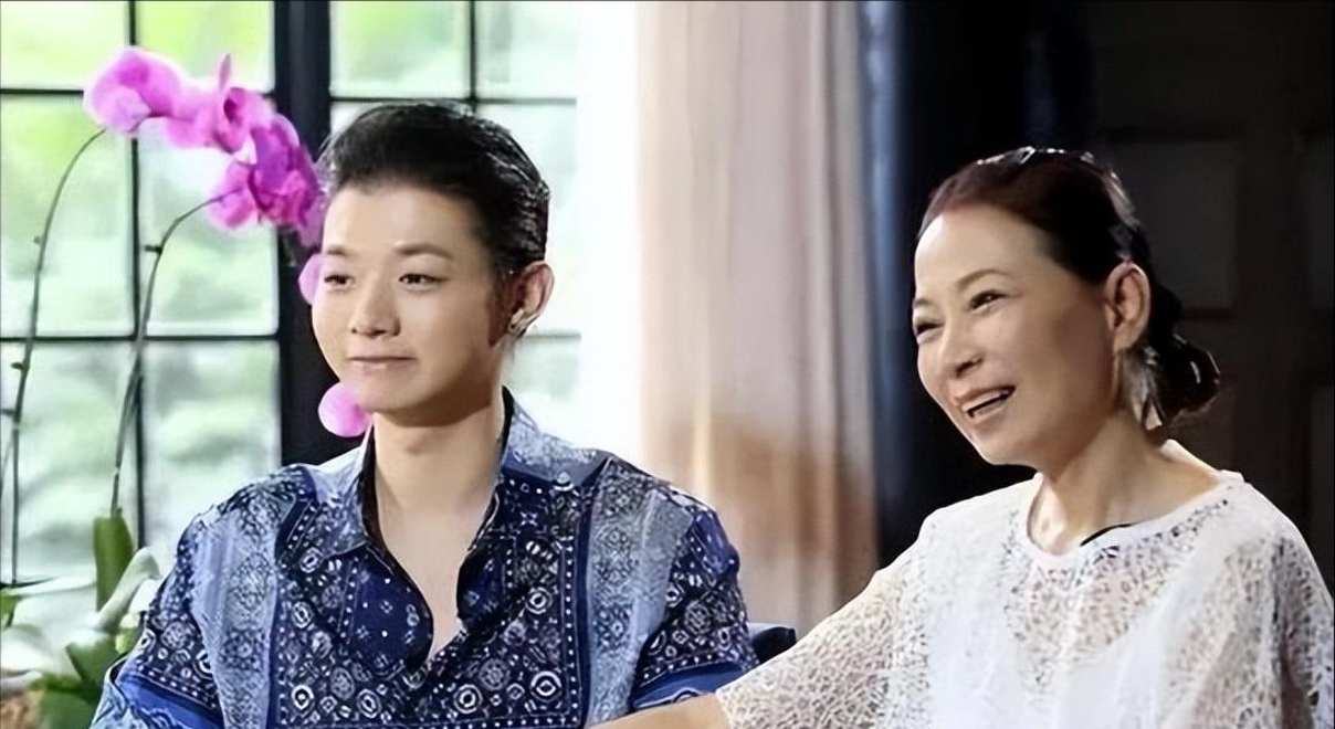 仲小萍62岁气质优雅!儿子霍尊事业回暖,与前夫关系曝光