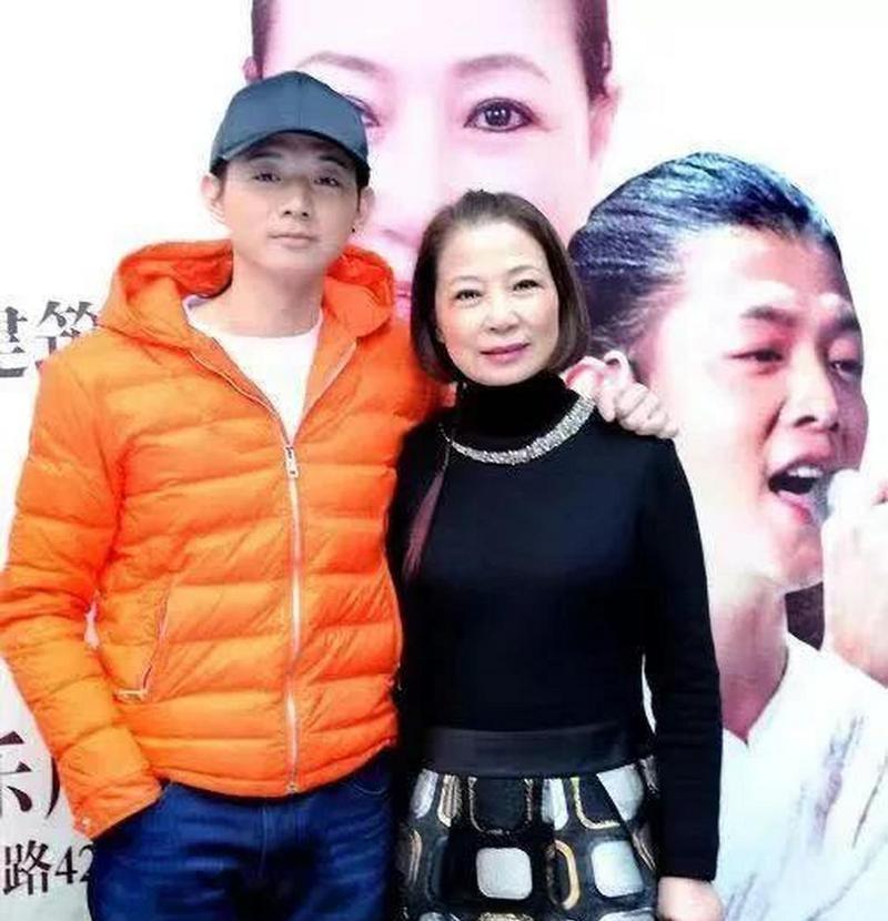 仲小萍62岁气质优雅!儿子霍尊事业回暖,与前夫关系曝光