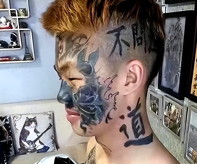 20年四川14岁少年满脸纹身被父亲赶出家门,找不到工作,如今怎样