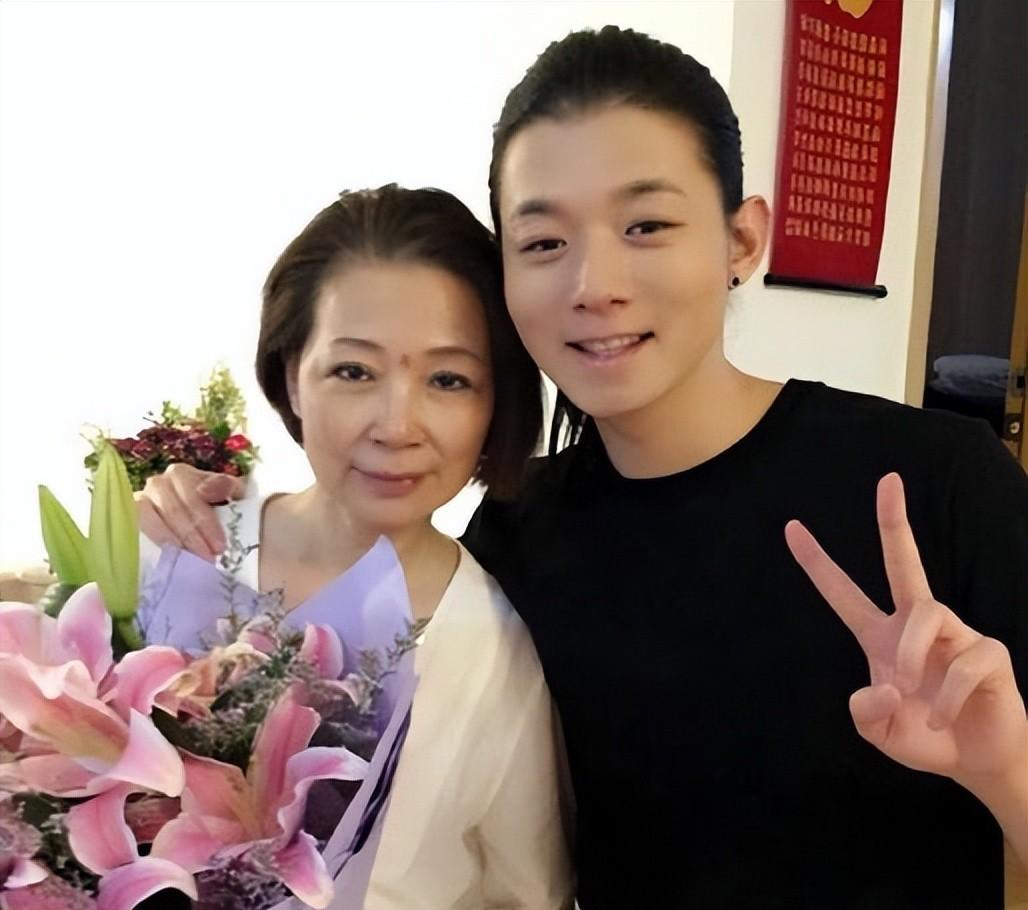 仲小萍62岁气质优雅!儿子霍尊事业回暖,与前夫关系曝光