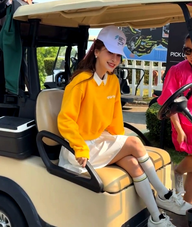 杨颖亮相澳门活动:笑容灿烂状态佳,与粉丝合照好温柔!